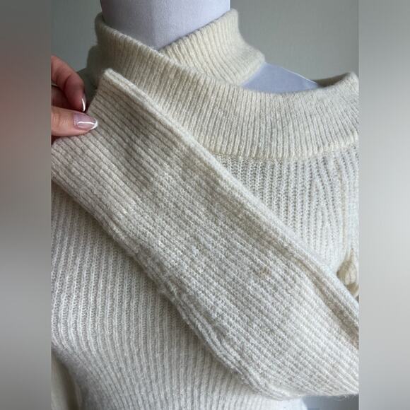 ANTHROPOLOGIE MOTH IVORY COLD SHOULDER TURTLE NECK SWEATER SIZE XS - Picture 3 of 7